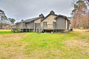 Pet-Friendly Fayetteville Escape with Grill!