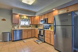 1 Mi to Lake Family-Friendly Tobyhanna Home