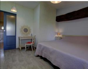 Maisons d'hotes Chambres d'hotes Les Vignes : Chambre Triple avec Salle de Bains Privative