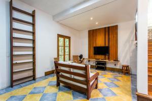 Casa com área gourmet em condomínio perto da praia