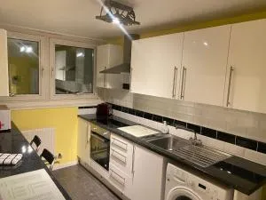 Victoria Centre Apartments in the Victoria Centre Shopping Centre - Nottingham City Centre - 24 hour access - Most Central Location, Kitchen - Sunday check-out 1pm - Opposite Hilton by Restaurants & Shops - Outdoor Parking Cars or Vans five pounds a day - 诺丁汉