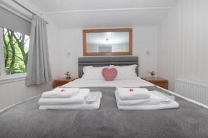Super King Lodge-Sleeps 2-HotTub-Sea View