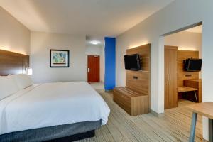 Suite with Two King Beds and Accessible Tub room in Holiday Inn Express Hotel & Suites Waxahachie an IHG Hotel