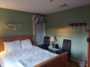 Queen Room - Non-Smoking room in Smugglers Notch Inn