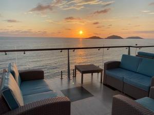 BOCA DE CIELO Departamento frente al mar con ocasos increíbles