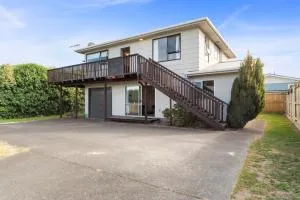 Rainbow Lake House - Lake Taupō Holiday Home - Waitahanui
