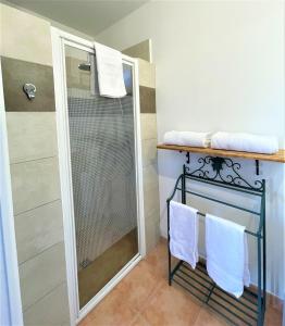 B&B / Chambres d'hotes Le Mas Carre Seguret : Chambre Double - Vue sur Piscine