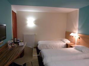 Hotels Kyriad Montbeliard Sochaux : Chambre Triple (1 Lit Double et 1 Lit Simple)