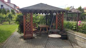 Pod srebrną różą