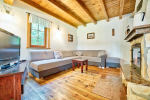 DOM POD STRZECHĄ NA KASZUBACH