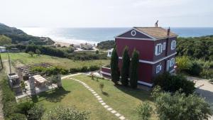 Villa Botzi-The house on the hill