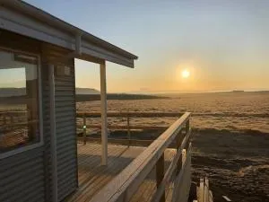 EYVÍK Cottages - Private HOT TUB! - Fjall