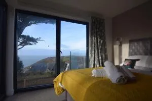 Flat 2 High Tide House - Stylish flat with large terrace and incredible sea views - Lee