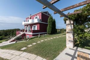 Villa Botzi-The house on the hill