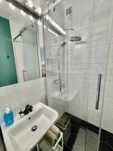 HOLIDAY 2 WiFi 300Mbs 70’TV Netflix HBO Max Apple