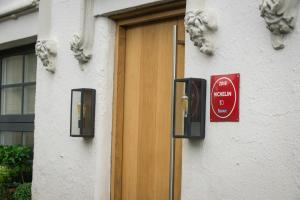 the hammer and pincers