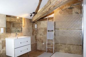 La Cabane - Au cœur dun village médiéval