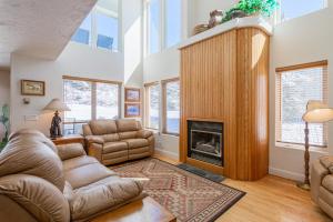 3BR Townhome with Mountain View and Balcony