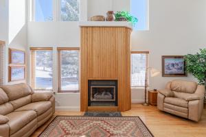 3BR Townhome with Mountain View and Balcony