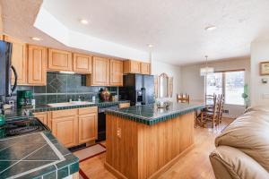 3BR Townhome with Mountain View and Balcony