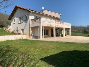 Appartements Rez de Piscine, 10 Personnes - REVE DE PAPILLON et A L'etage, 5 Personnes - NID D'ETOILES, Il s'agit bien de deux gites individuels qui sont relies par un escalier interne, cela permet a une grande famille de louer les deux gites : photos des chambres