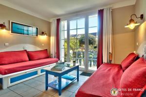 Maisons de vacances LocaLise - Maison E4 au Guilvinec - A 20m de la mer avec jardin et piscine - Tout a pied, plages, port, centre, commerces, marche - Wifi inclus - Linge de lit inclus - Animaux bienvenus : photos des chambres