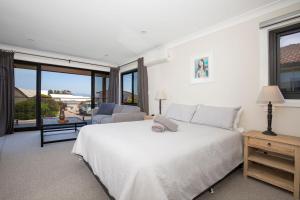 Seaview I Pet Friendly with Stunning Views I 1 Min to Beach