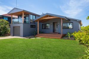 Seaview I Pet Friendly with Stunning Views I 1 Min to Beach