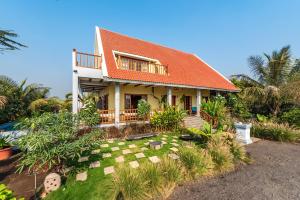 SaffronStays Happy Fields - Swimming pool farmhouse with farm views, hammocks & farm-to-table dining near Pune