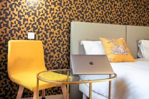 Hôtel Le Petit Périer - 3-star hotels in Laval