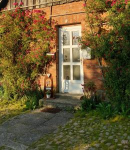 Der kleine Fuchshof mit Hund, Pferd und Huhn