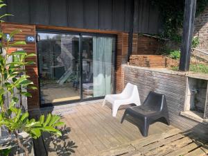 Maisons de vacances ECO STUDIOS mezzanine wifi piscine stationnement gratuit terrasse dans jardin : photos des chambres
