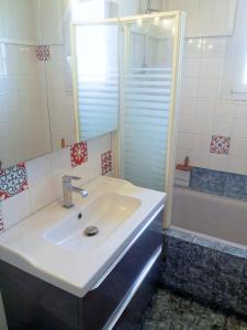 Chambre au calme et simple, cuisine à dispo