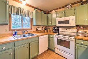 Pool and Lake Access Mtn-View Cottage in Newland