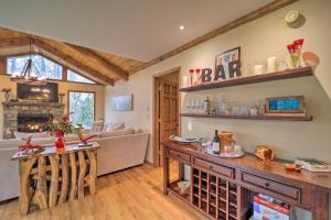 Pool and Lake Access Mtn-View Cottage in Newland