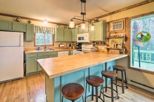 Pool and Lake Access Mtn-View Cottage in Newland