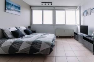 Appartements bnbgones - PORTE DE LYON DARDILLY LE PROVENCAL - PARKING WIFI CALME VUE DEGAGEE : photos des chambres
