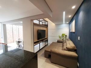 Apto amplo Aconchegante 3Qts, TV 65, Ar Cond Ótima localização