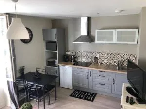 Logement à Brive - proche de la gare et du centre ville - Climatisation - fibre internet - stationnements gratuits - La Brande Logement à Brive - proche de la gare et du centre ville - Climatisation - fibre internet - stationnements gratuits - La Brande