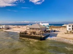 West Beach - Stay ON the sand! Gulf views galore, only steps to the shore! home - Bayou La Batre