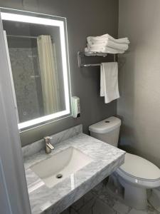 King Room room in Villa Court Inn Oroville
