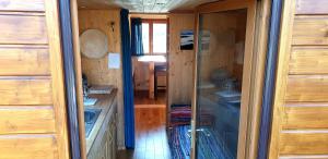 Le Petit Rias en Roulotte, 4 personnes, coin cuisine et cabinet de toilette