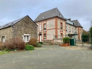 Auberges de jeunesse Gites grands groupes - Chateau des Forges Gouville : Maison 5 Chambres