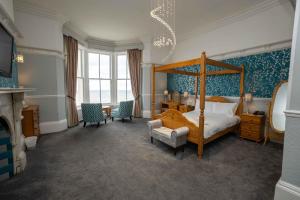 Alicante Suite - Four-Poster Room with Sea View room in Delmont Hotel