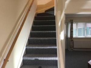 House - Close to City Centre Sleeps 6 & Parking