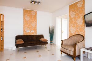 Central 2BR Apartment with Balcony - Italian Church & City View