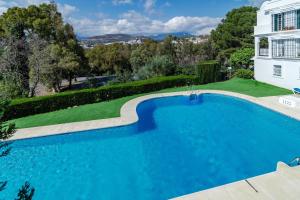 Peaceful Modern 2 bedroom apartment in Aloha Pueblo With View over The Pool