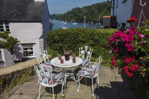 Holly Cottage - characterful cottage a stones throw from river Dart with front & back patios