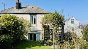 The Garden Cottage - Elevated position, wonderful views over Dartmouth, beautiful garden