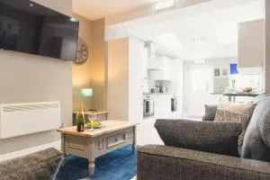 Charming 6 Bedroom House ALL with en-suite - Large Garden - 塔姆沃思